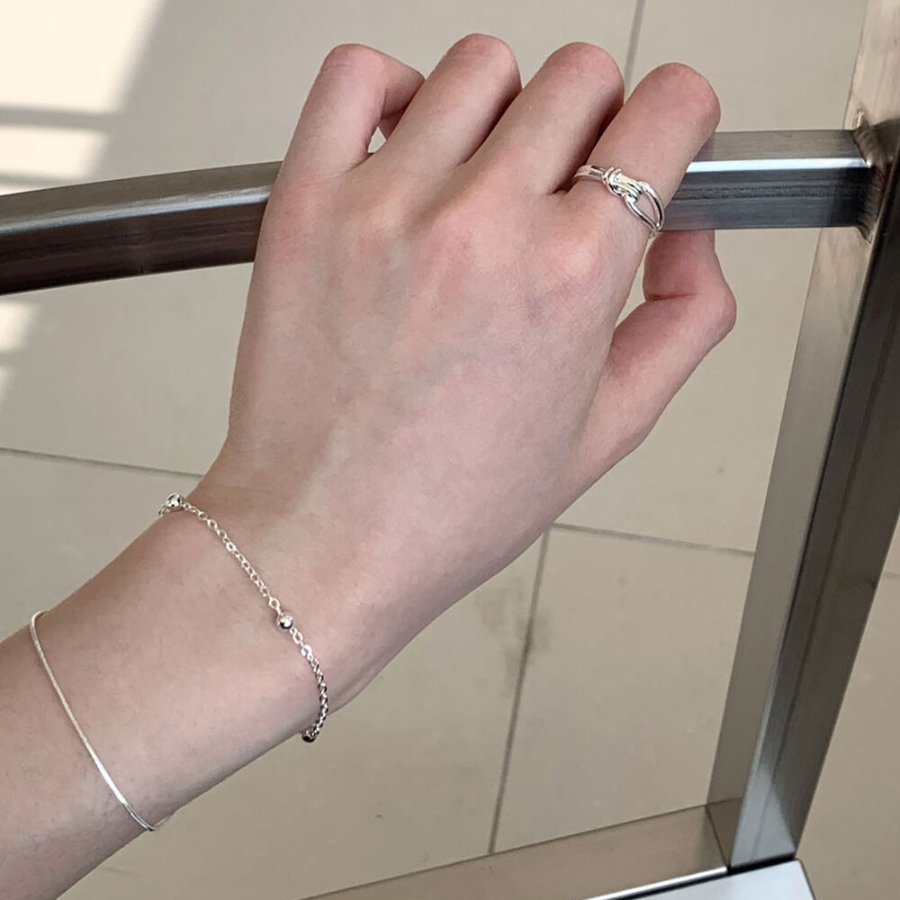 Серебряное открытое кольцо с узлом