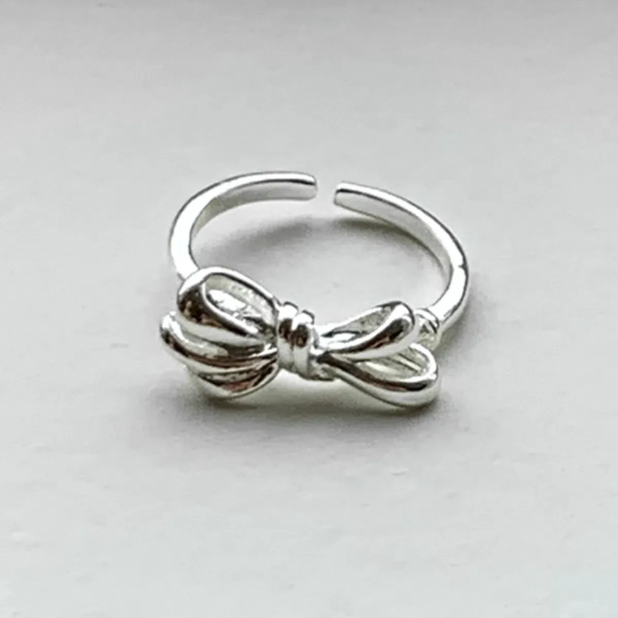 Серебряное открытое кольцо с бантом