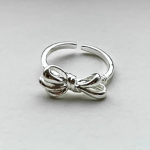 Серебряное открытое кольцо с бантом