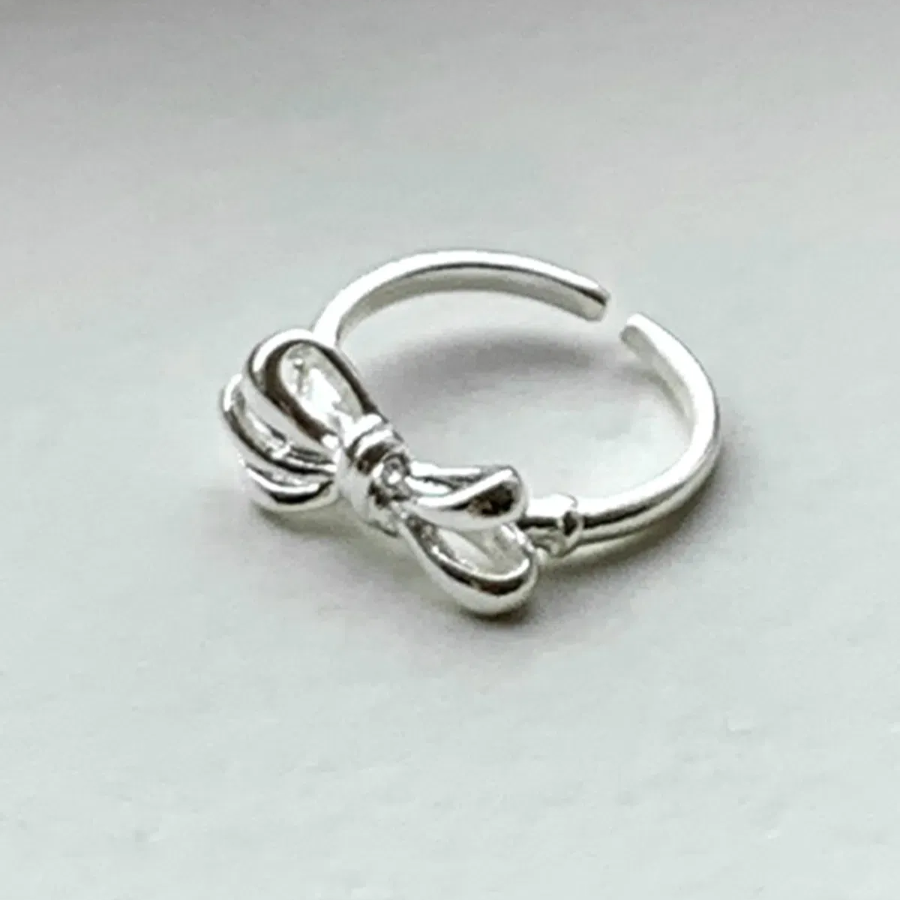 Серебряное открытое кольцо с бантом
