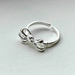 Серебряное открытое кольцо с бантом