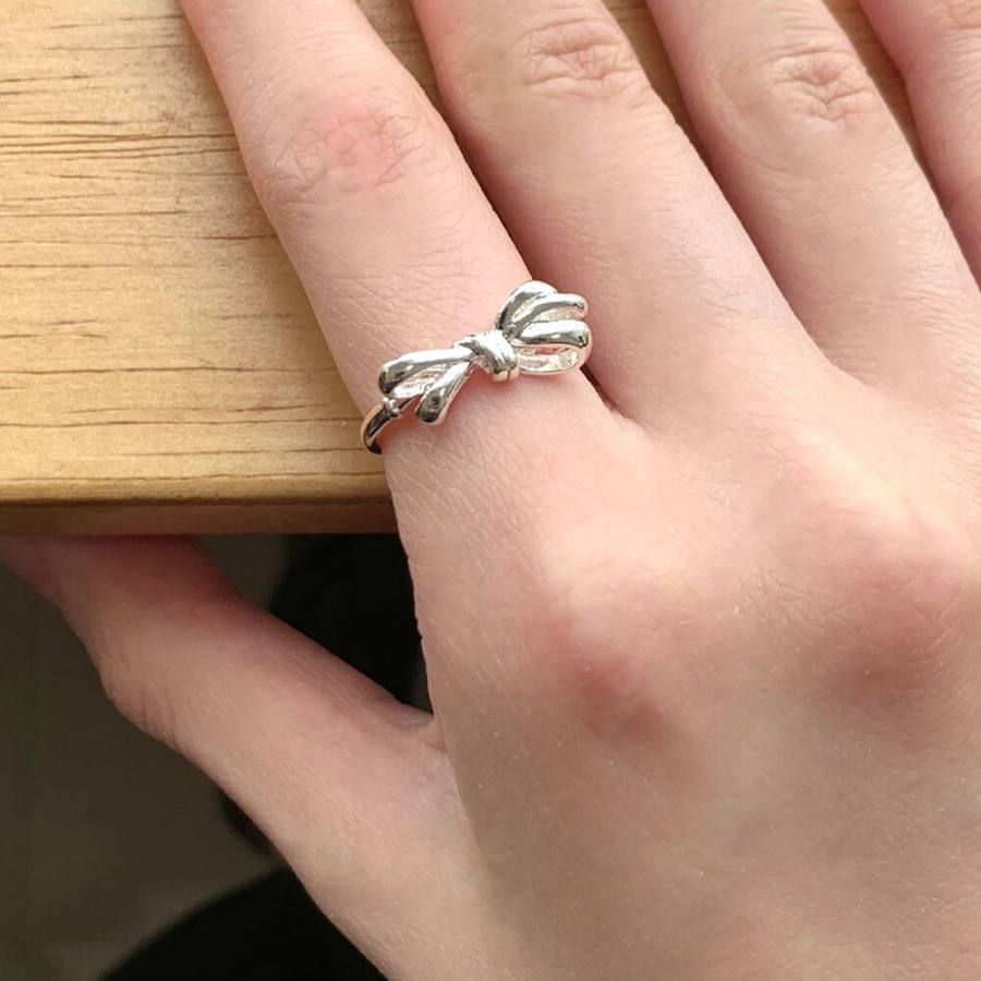 Серебряное открытое кольцо с бантом