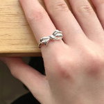 Серебряное открытое кольцо с бантом