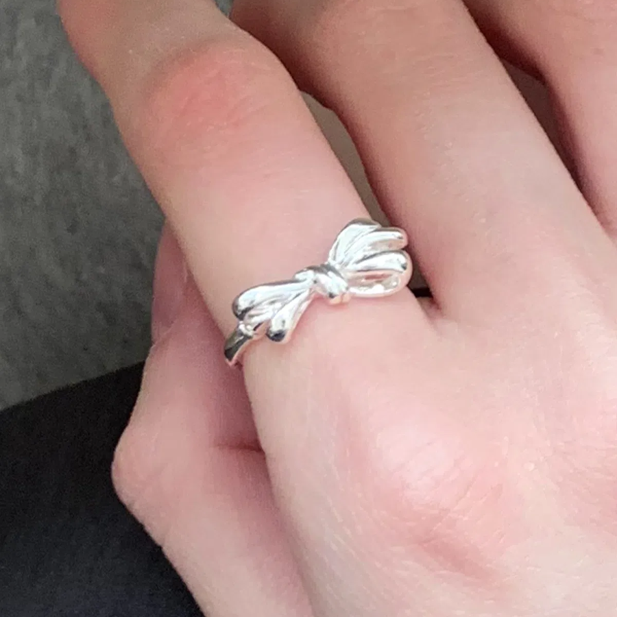 Серебряное открытое кольцо с бантом