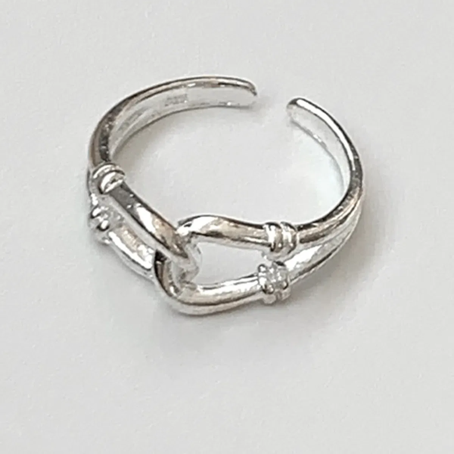 Серебряное открытое кольцо с винным узлом