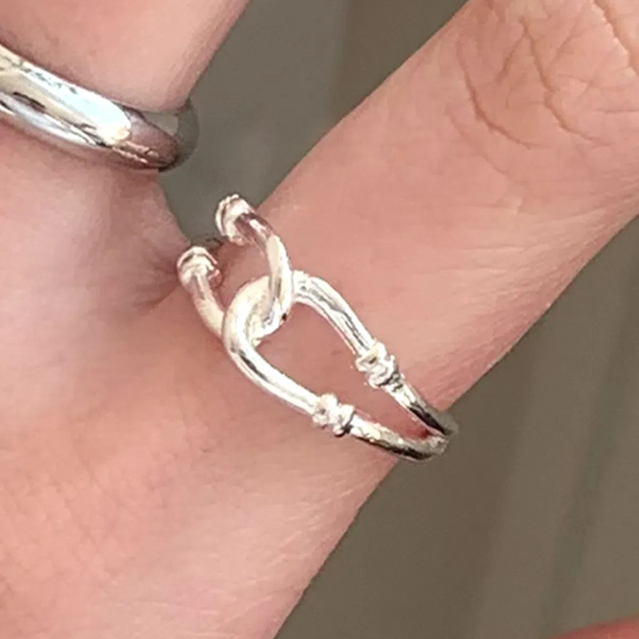 Серебряное открытое кольцо с винным узлом