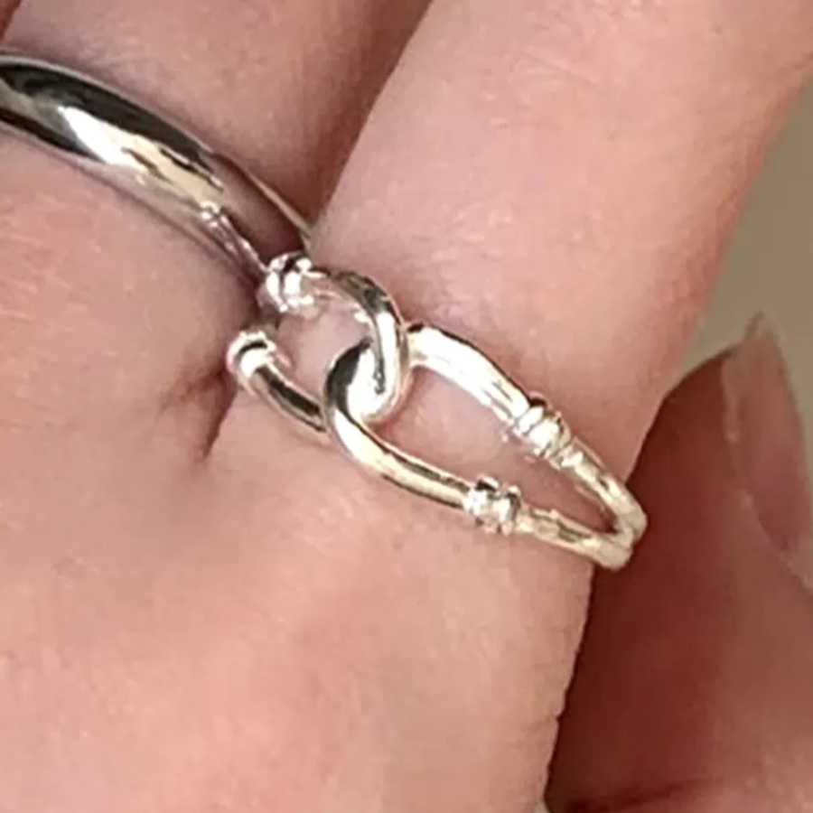 Серебряное открытое кольцо с винным узлом