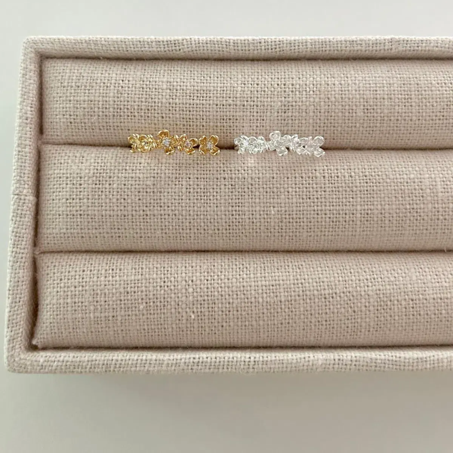 Серебряное открытое кольцо с цветочным кубическим акцентом