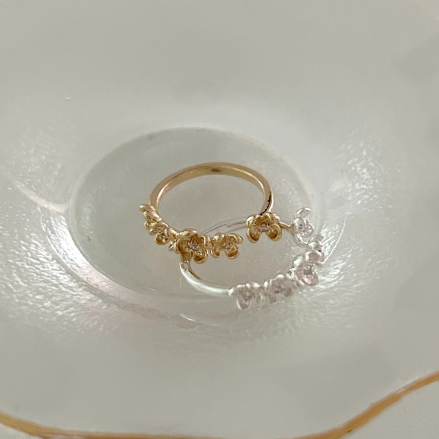 Серебряное открытое кольцо с цветочным кубическим акцентом