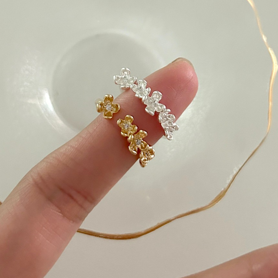 Серебряное открытое кольцо с цветочным кубическим акцентом