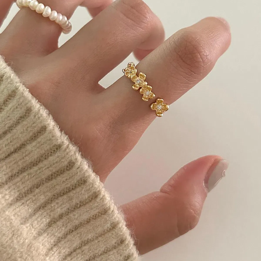 Серебряное открытое кольцо с цветочным кубическим акцентом