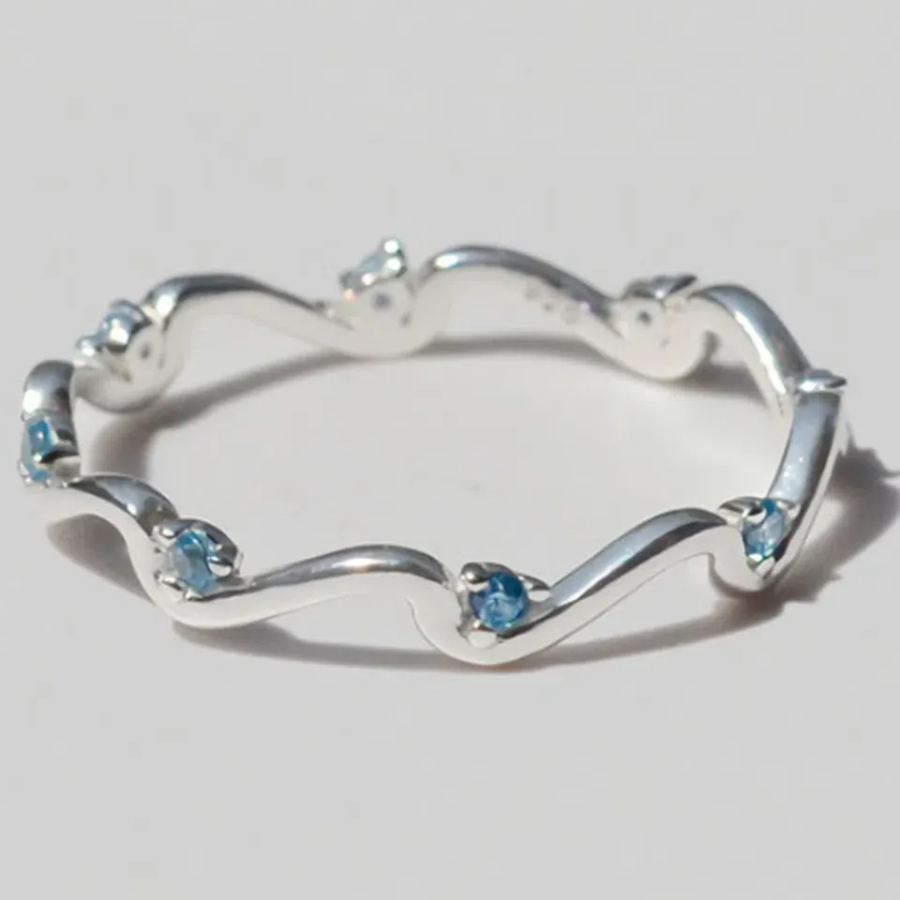 Серебряное кольцо с волнистым узором и кубическими вставками