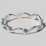 Серебряное кольцо с волнистым узором и кубическими вставками