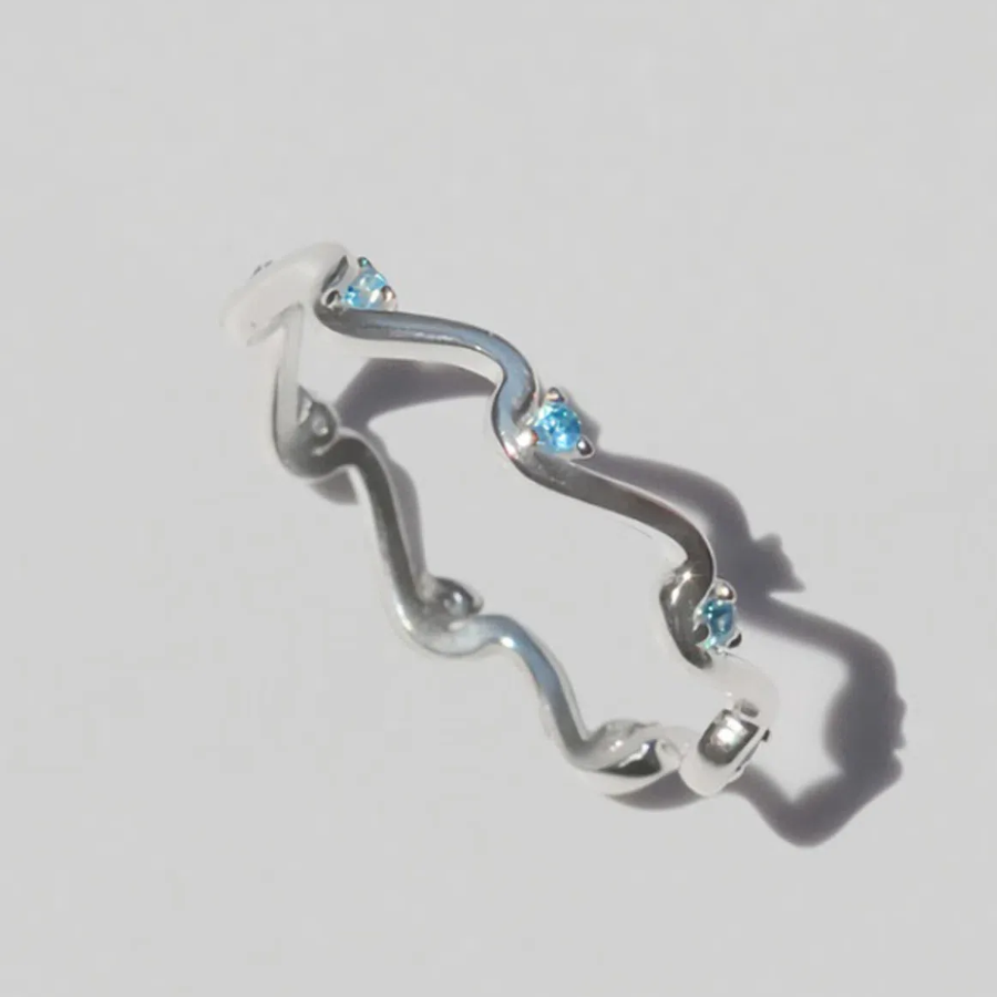 Серебряное кольцо с волнистым узором и кубическими вставками