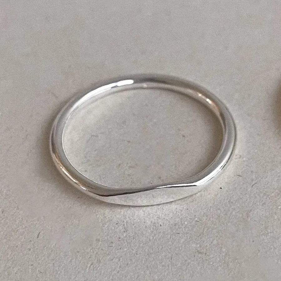 Серебряное тонкое кольцо с плоским акцентом