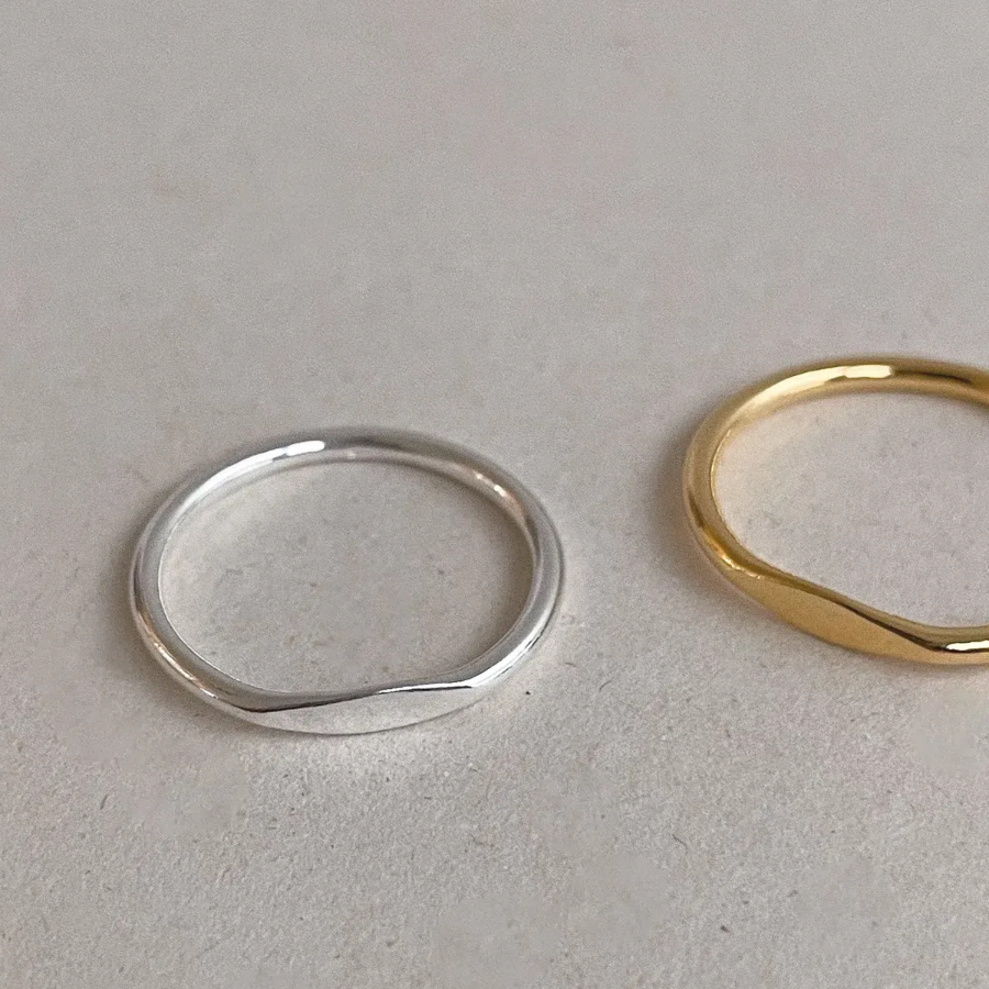 Серебряное тонкое кольцо с плоским акцентом