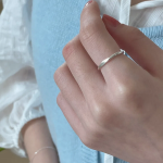 Серебряное тонкое кольцо с плоским акцентом