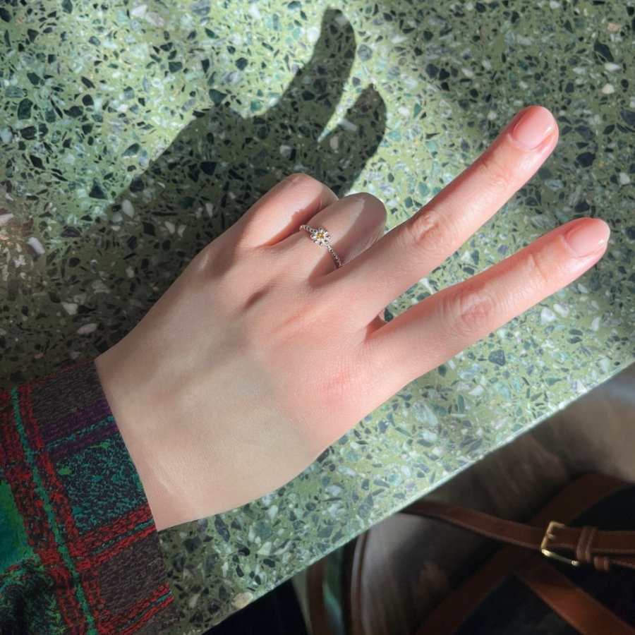 Серебряное кольцо с ромашкой и шариками