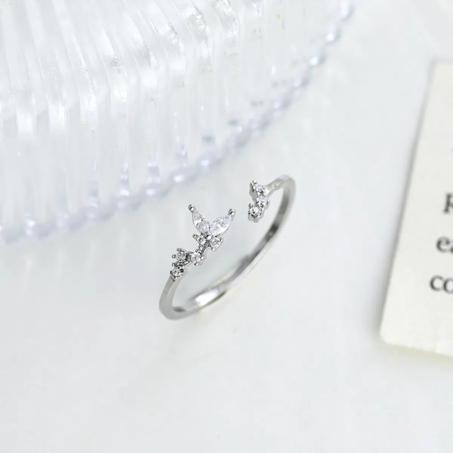 Серебряное кольцо с кристаллической бабочкой