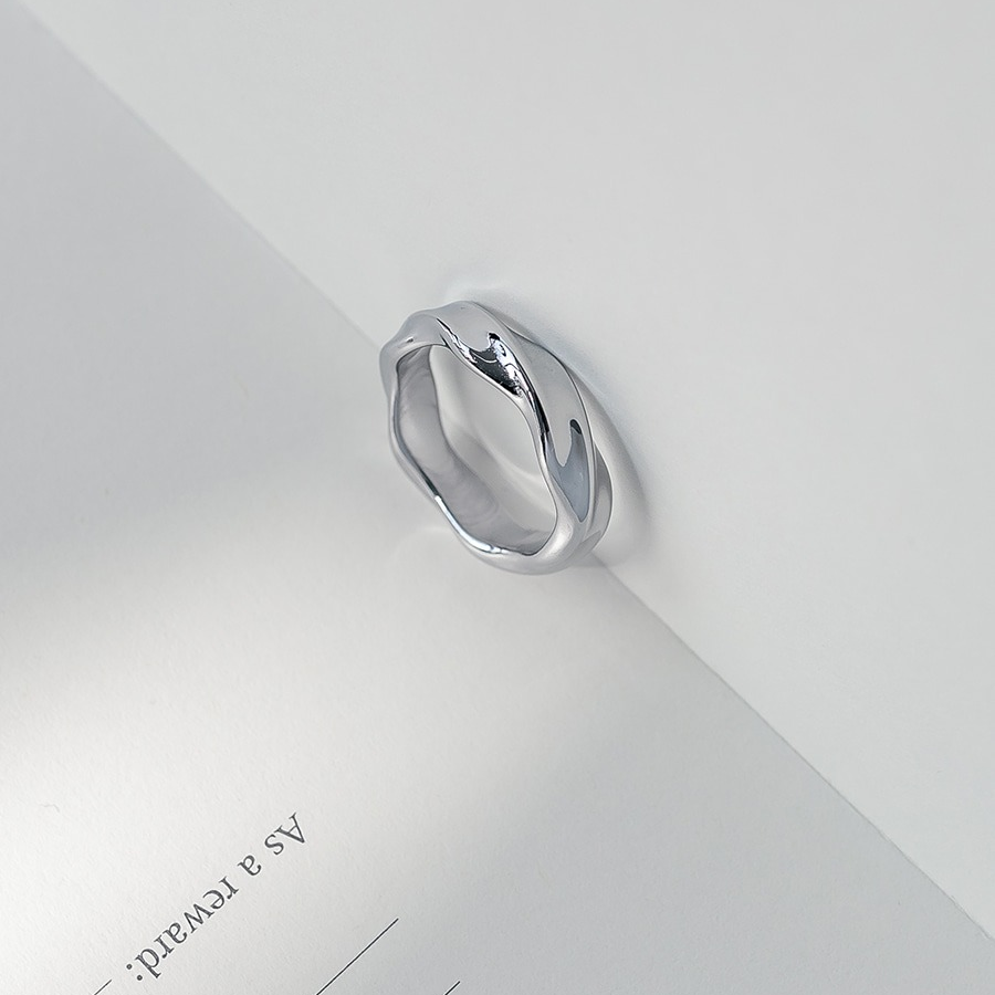 Стальное кольцо с объёмной волнистой формой