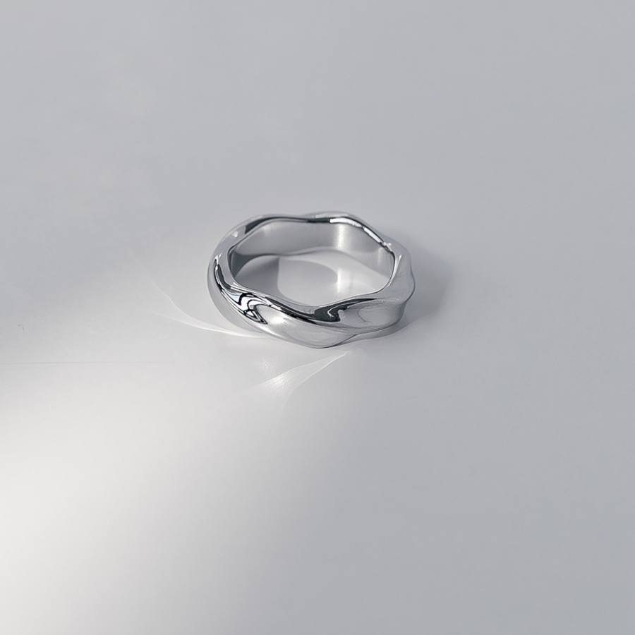 Стальное кольцо с объёмной волнистой формой