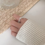 Серебряное кольцо с 3 мм шариком и скрученным дизайном