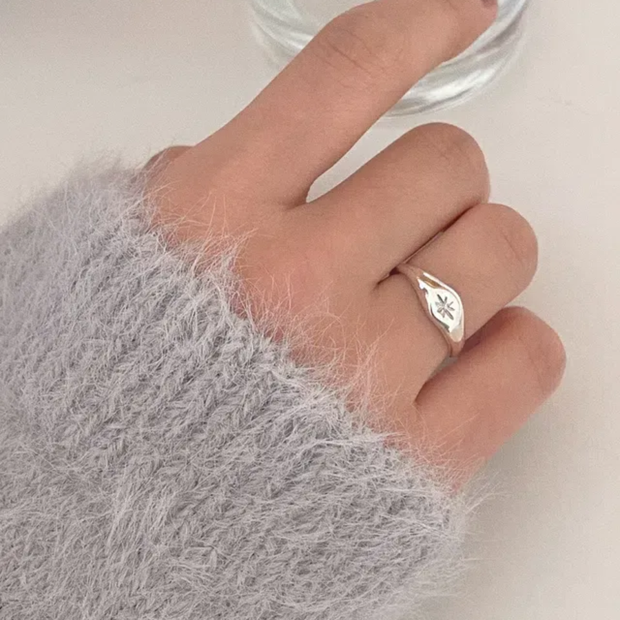 Серебряное кольцо с гравировкой звезды