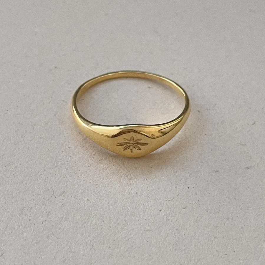 Серебряное кольцо с гравировкой звезды