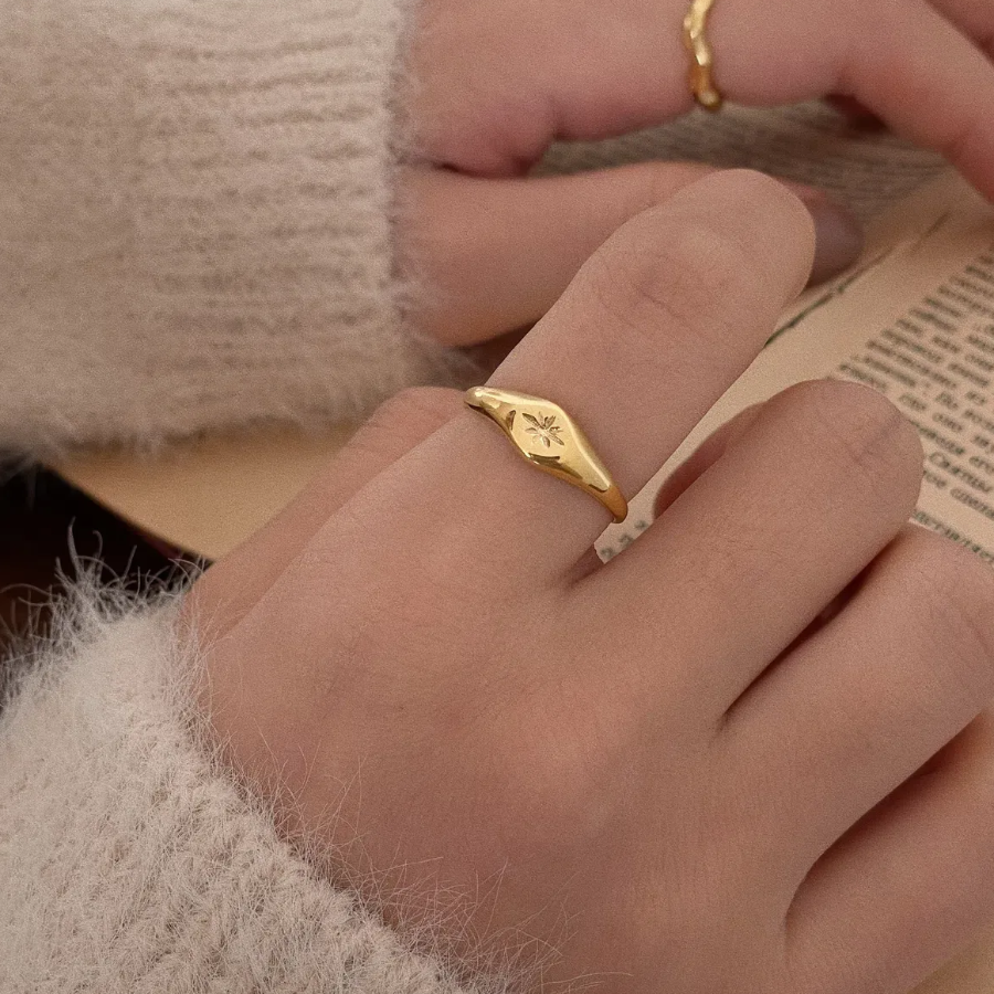 Серебряное кольцо с гравировкой звезды