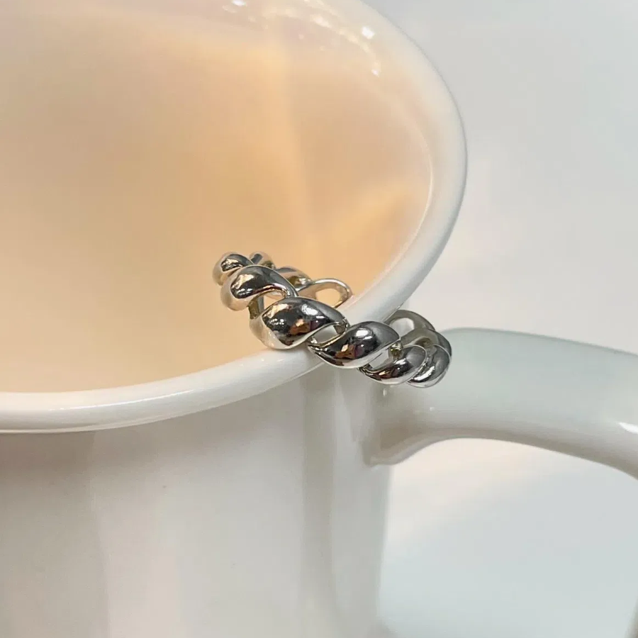 Серебряное кольцо с винтажным узлом и волнистой скруткой