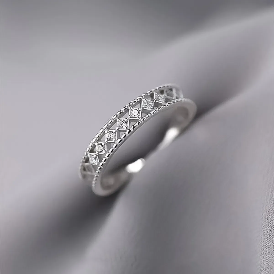 Серебряное открытое кольцо с узором кружева и кристаллическими кубиками