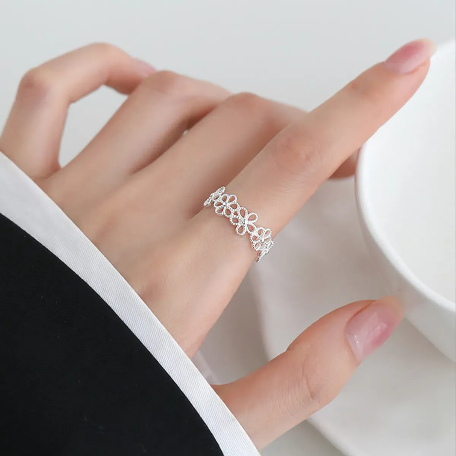 Серебряное открытое кольцо с цветочным прозрачным узором