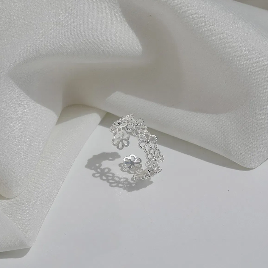 Серебряное открытое кольцо с цветочным прозрачным узором