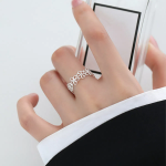 Серебряное открытое кольцо с цветочным прозрачным узором