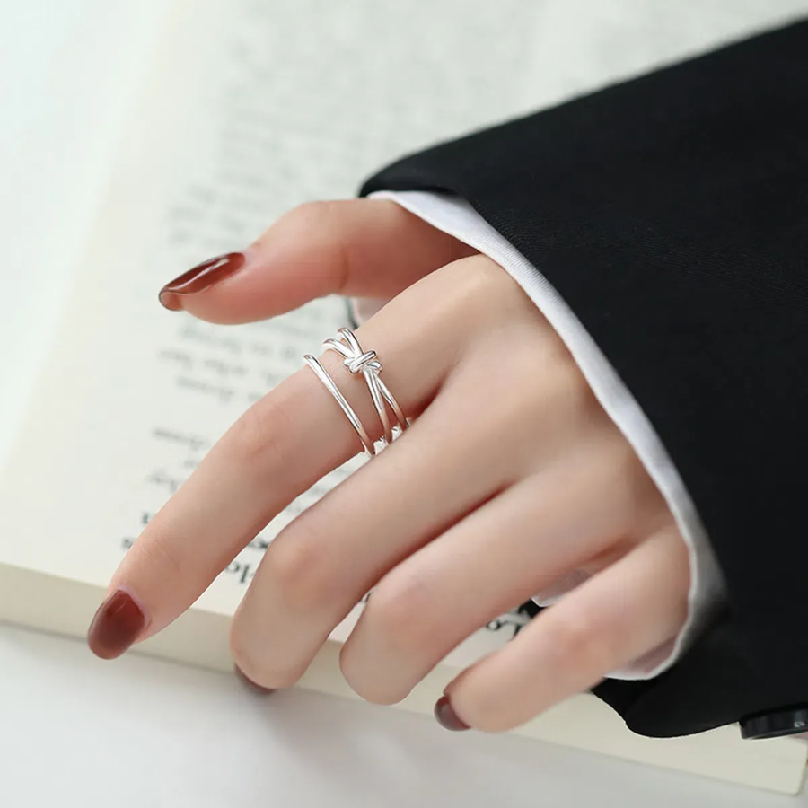 Серебряное открытое кольцо с двойной линией и узловым узором