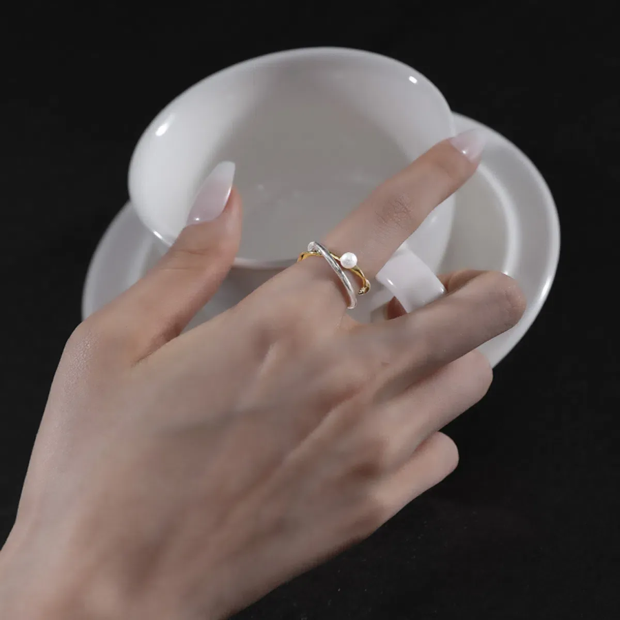 Серебряное открытое кольцо с маленькой жемчужиной и перекрёстным узлом