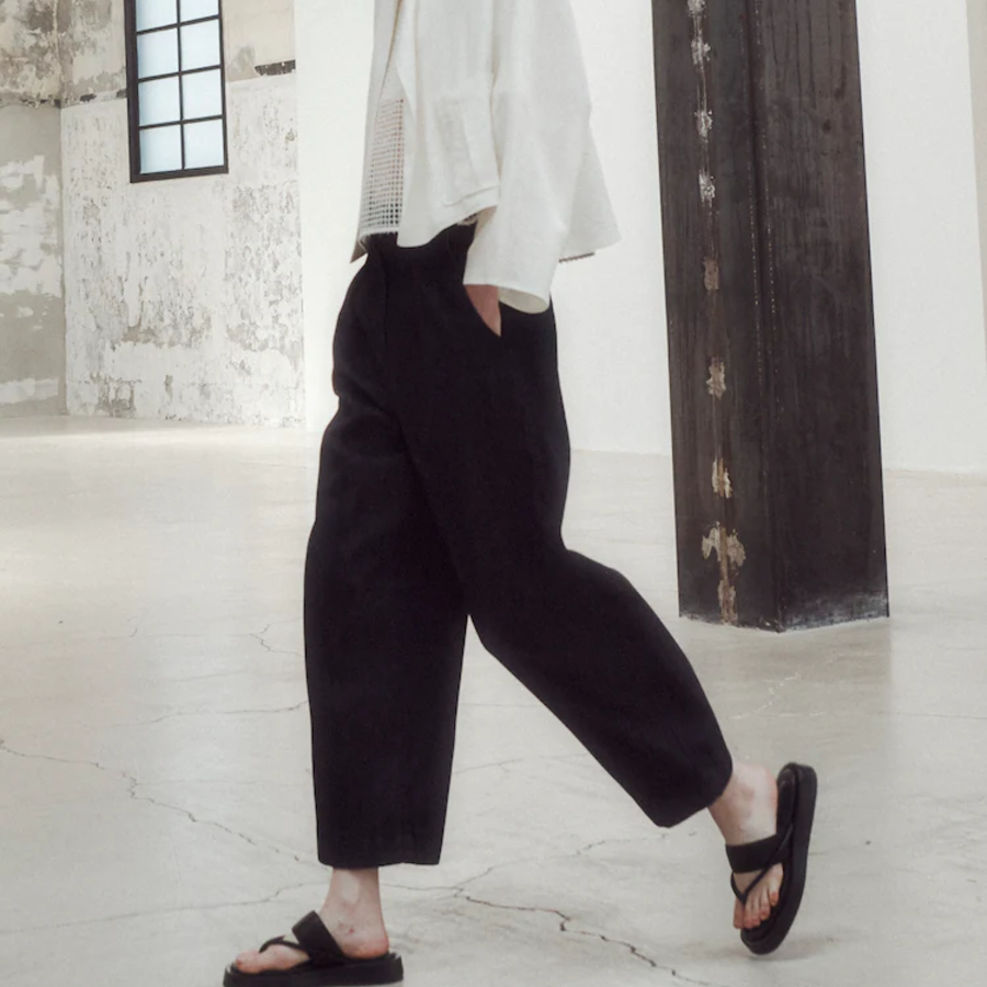 KUHO Cotton Tuck Tapered Pants - Navy