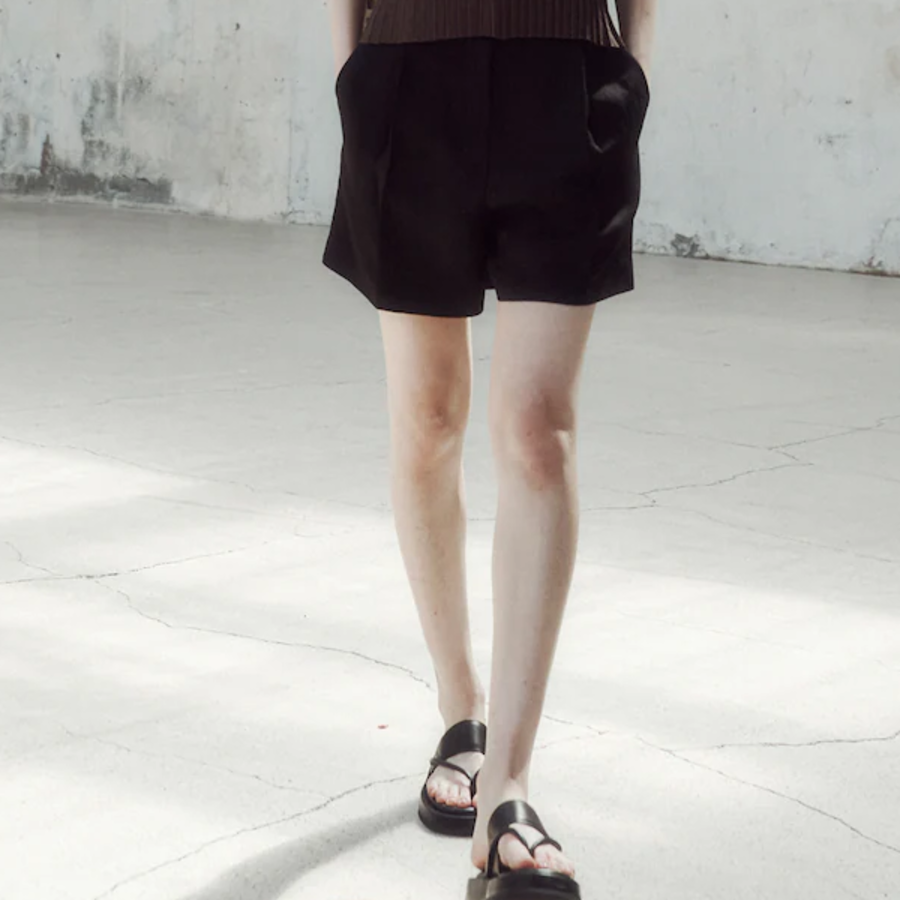 KUHO One-Tuck Short Pants – Black