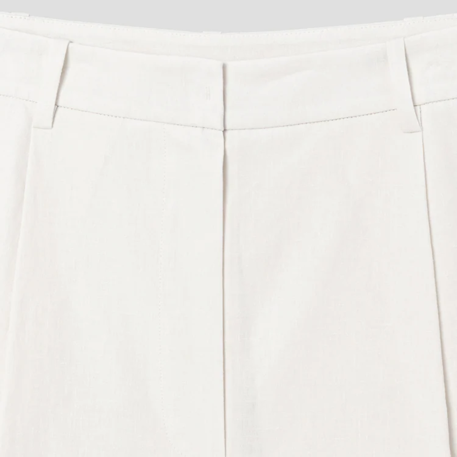 KUHO One-Tuck Short Pants - White