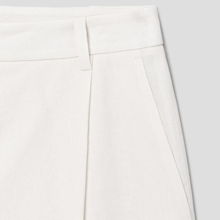 KUHO One-Tuck Short Pants - White