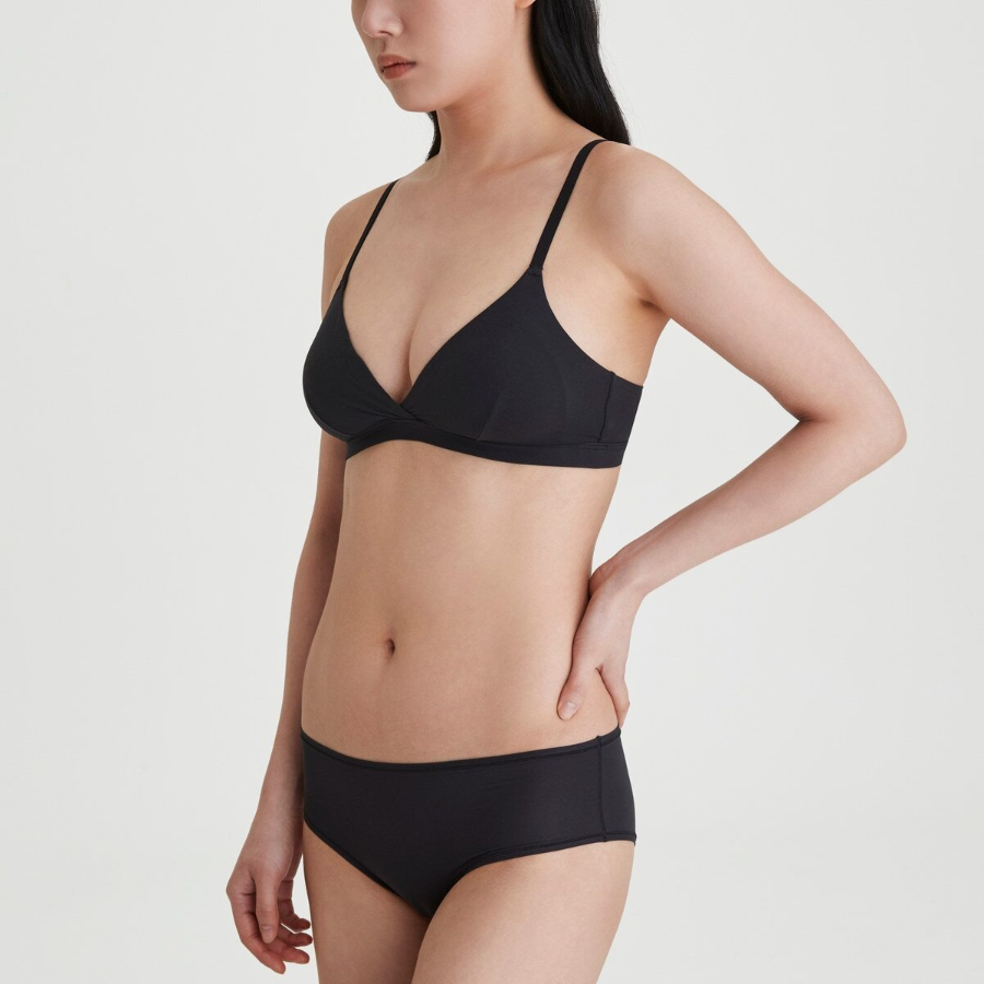 JAJU 720-Degree Stretch Butter Bralette (Black) — комфорт и эластичность в минималистичном дизайне