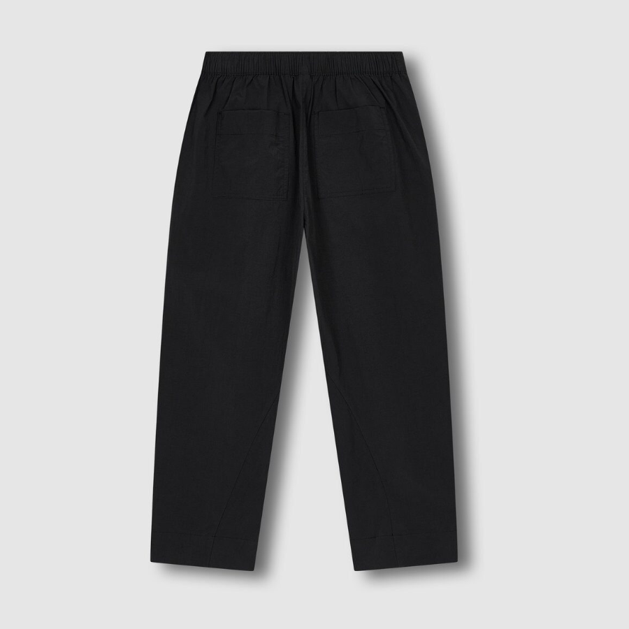 JAJU Tapered Pants (Black) — лёгкость движения и минималистичный стиль на каждый день