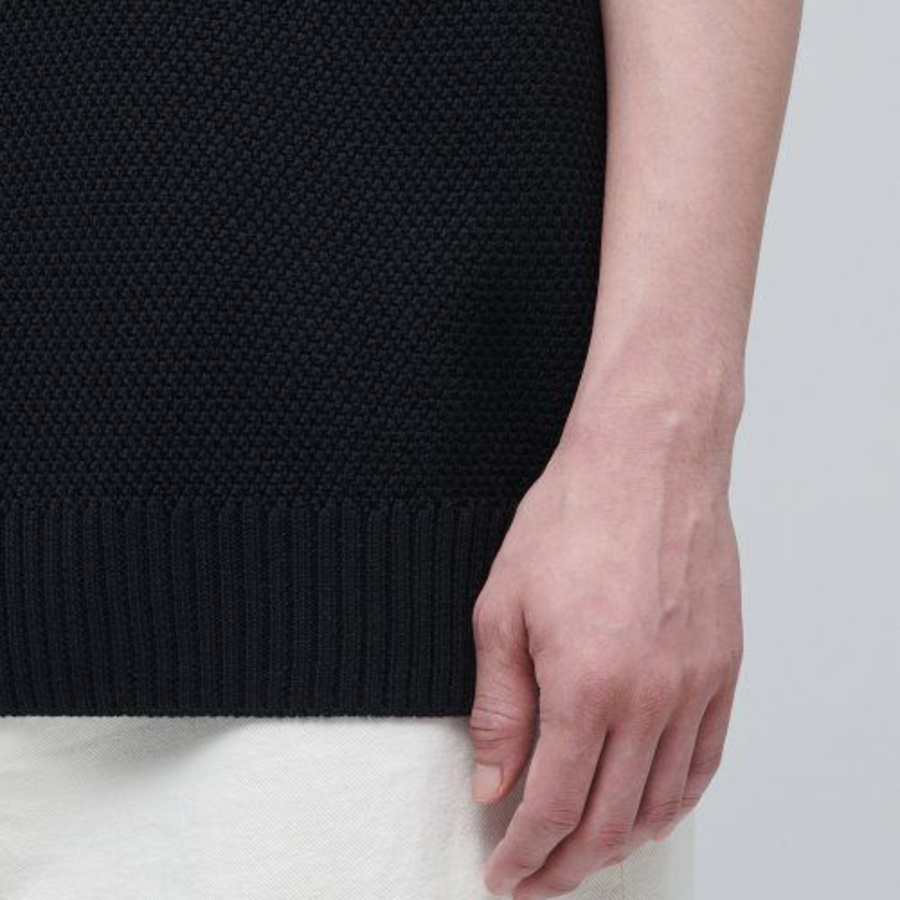 Textured Crew Neck Knit Vest [Black]