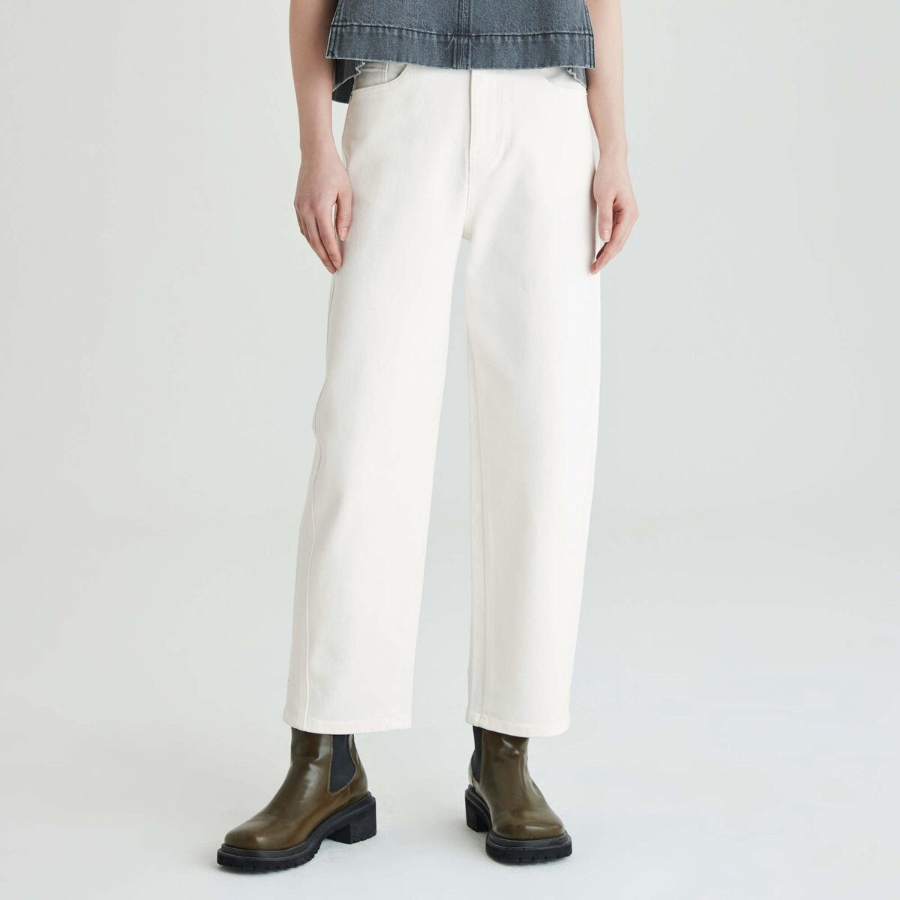 JAJU Tapered Denim Pants (Ivory) — универсальные джинсы с мягким силуэтом и комфортной посадкой