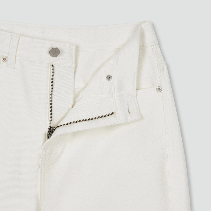 JAJU Tapered Denim Pants (Ivory) — универсальные джинсы с мягким силуэтом и комфортной посадкой