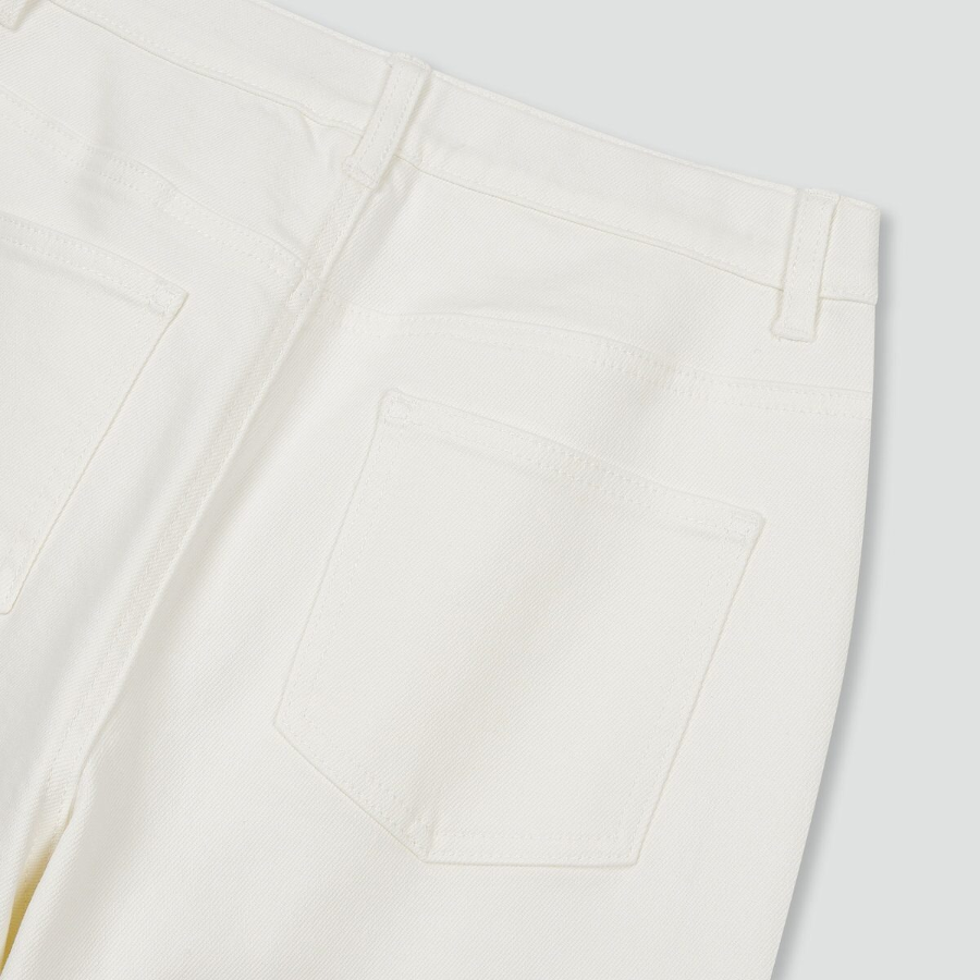 JAJU Tapered Denim Pants (Ivory) — универсальные джинсы с мягким силуэтом и комфортной посадкой