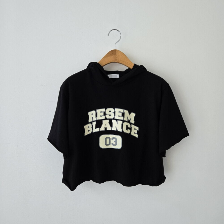 Resem Blance – укороченная худи-футболка с необработанным краем