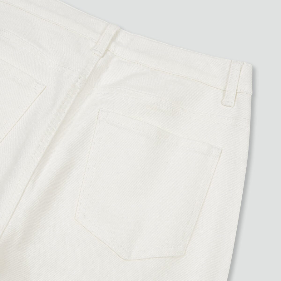 JAJU Straight Denim Pants (Ivory) — базовая модель с прямым кроем в светлом исполнении
