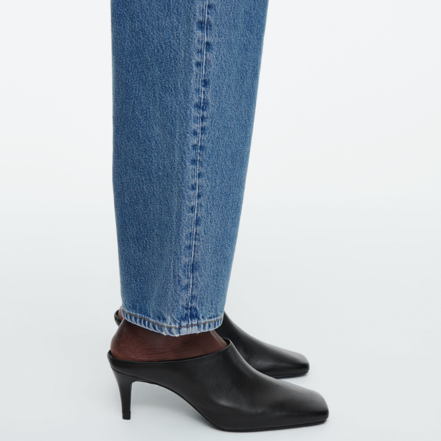 COS Arch Tapered Jeans – Mid Blue