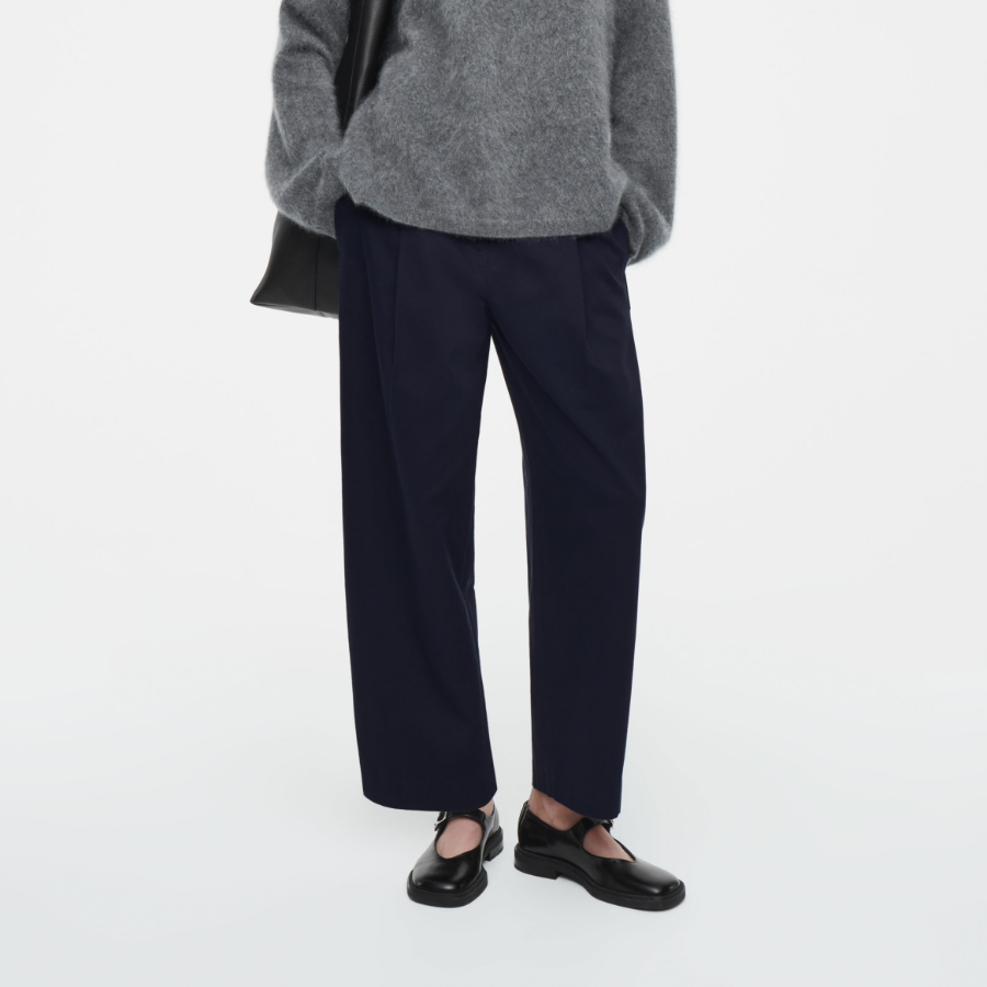COS Pleated Barrel Leg Chino – Navy